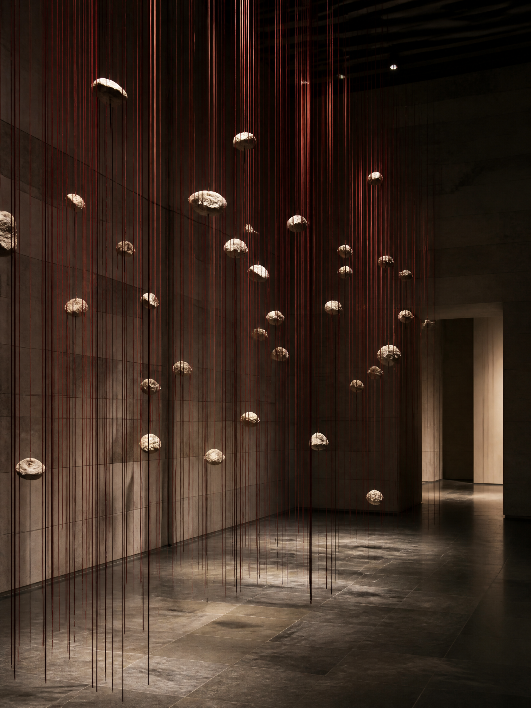 Installazione contemporanea immersiva in uno spazio espositivo